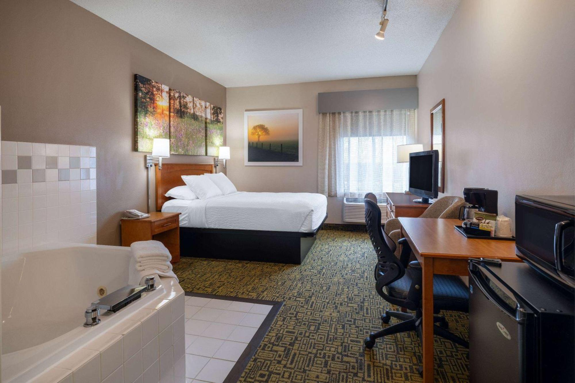 Days Inn & Suites By Wyndham Madison Zewnętrze zdjęcie
