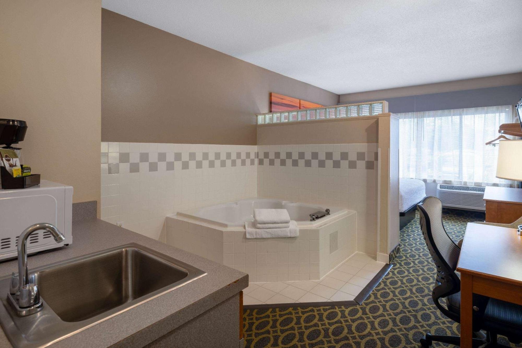 Days Inn & Suites By Wyndham Madison Zewnętrze zdjęcie