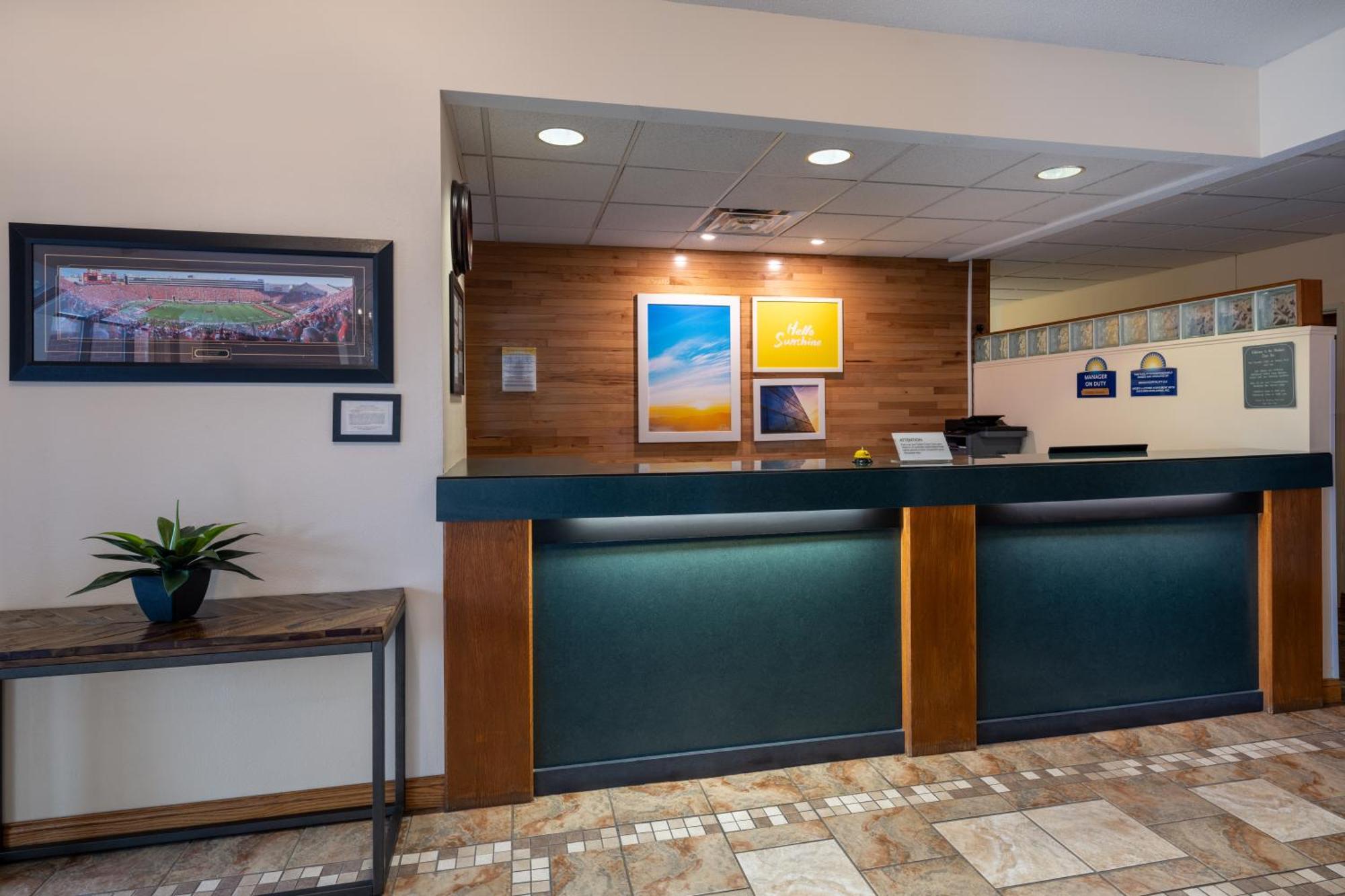 Days Inn & Suites By Wyndham Madison Zewnętrze zdjęcie